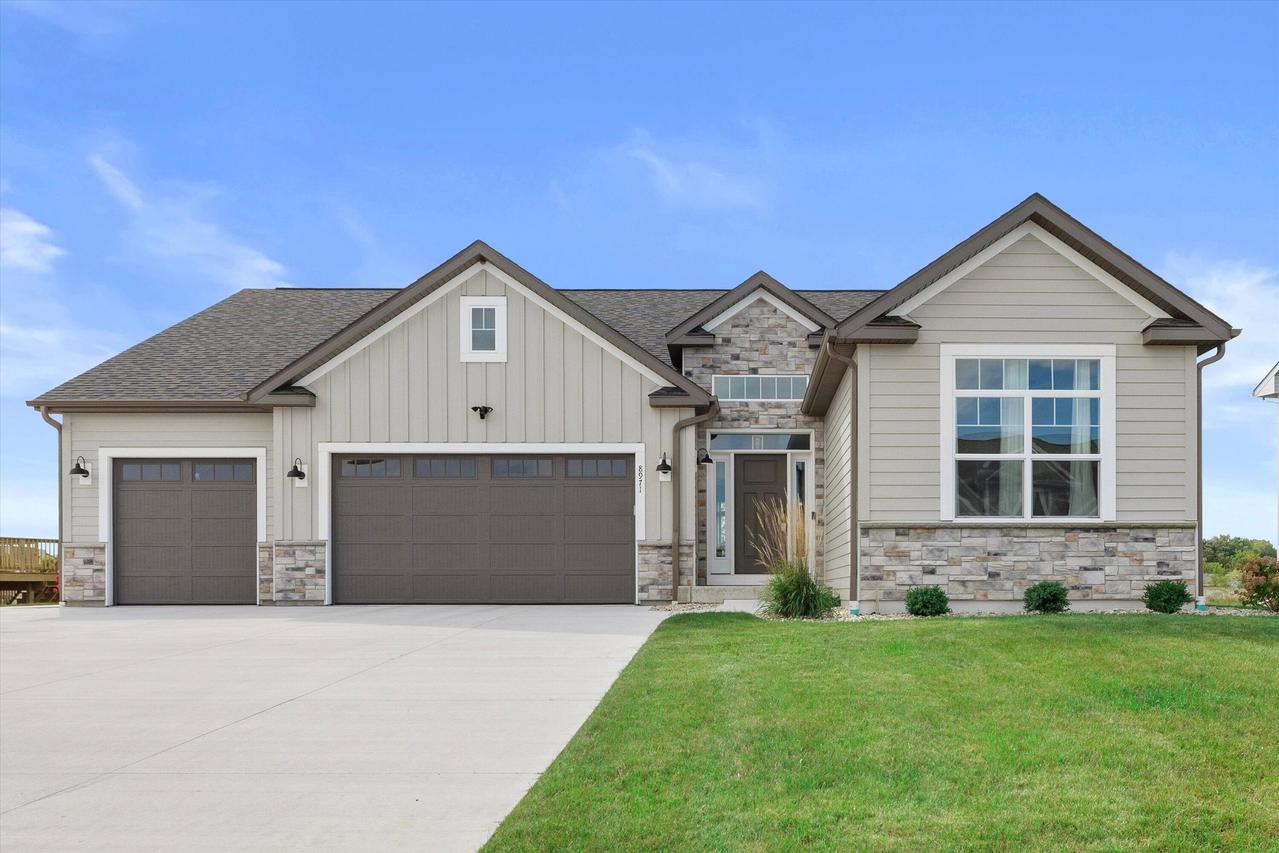 8971 Creekside Cir, Pleasant Prairie, WI 53158