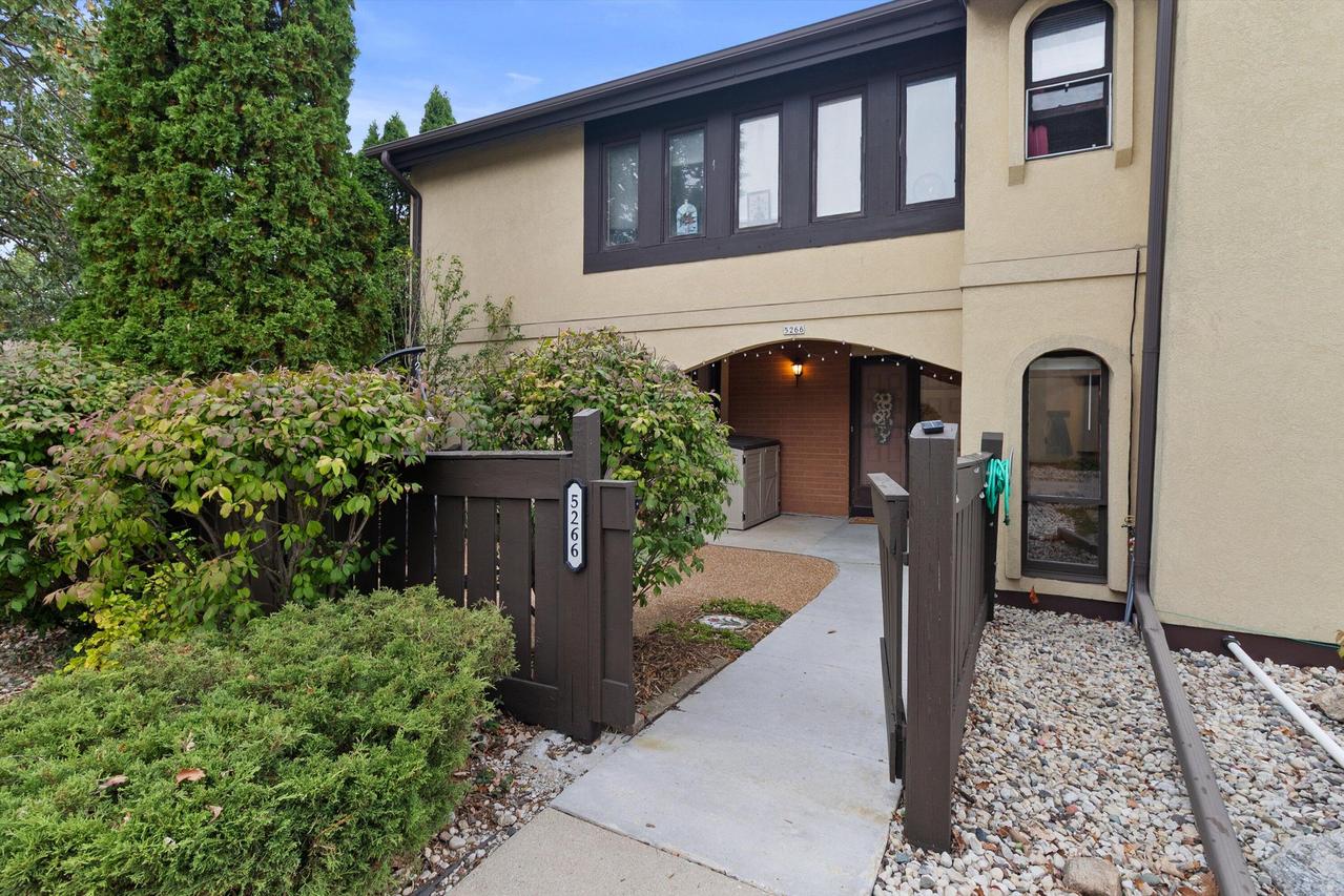 5266 S Somerset Ln., Greenfield, WI 53221