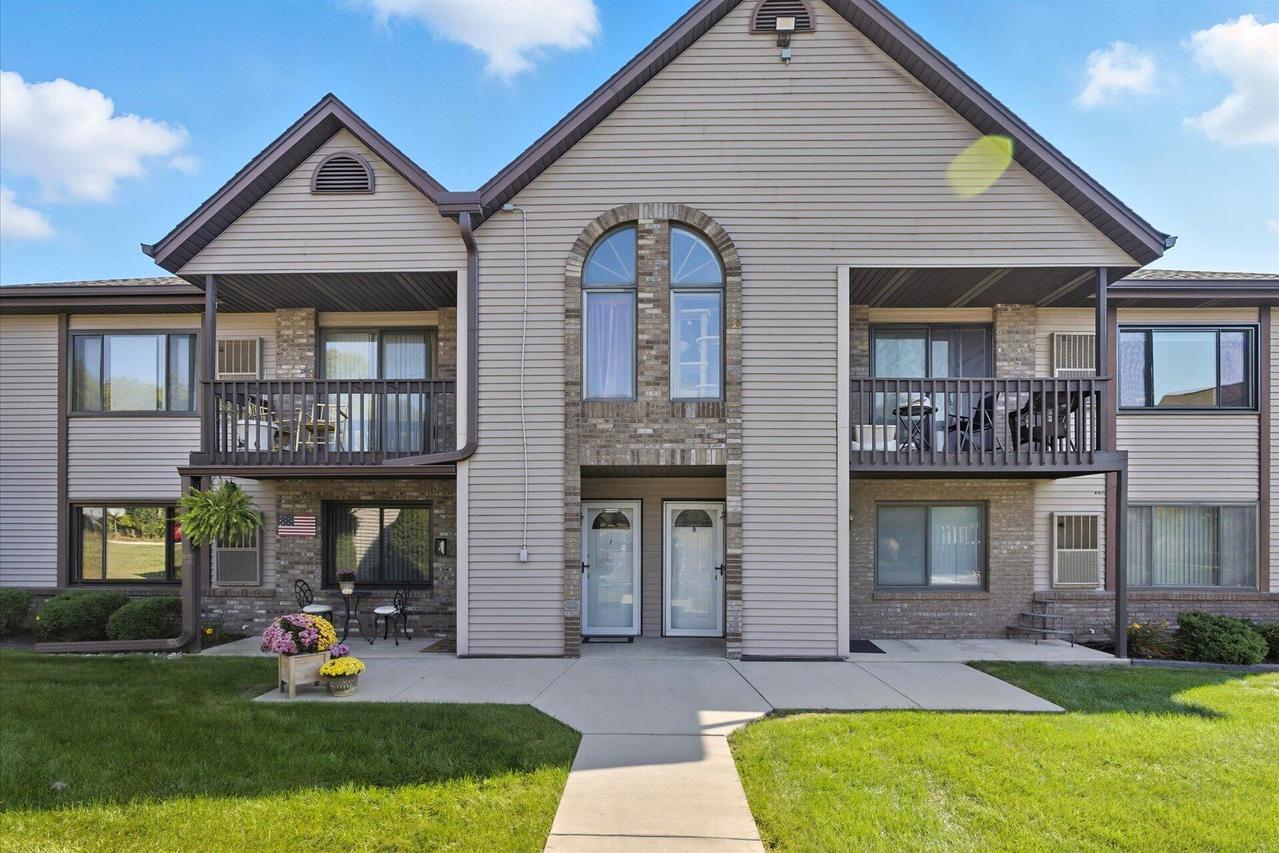 1343 Meadowcreek Dr #B, Pewaukee, WI 53072