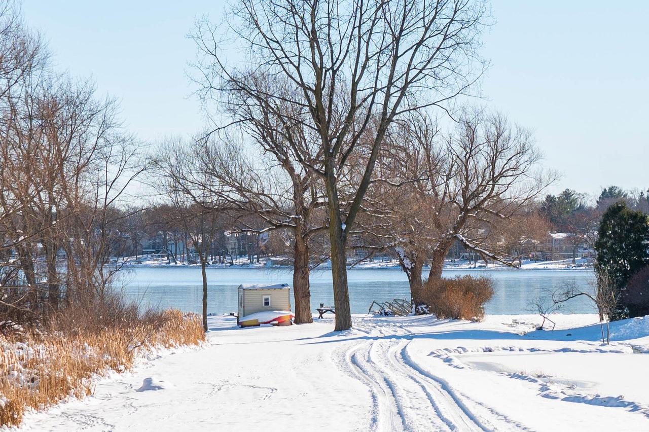 W304N2426 Maple Ave, Delafield, WI 53072