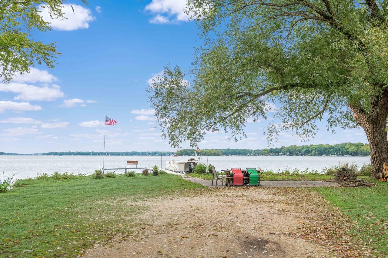 W304N2426 Maple Ave, Delafield, WI 53072