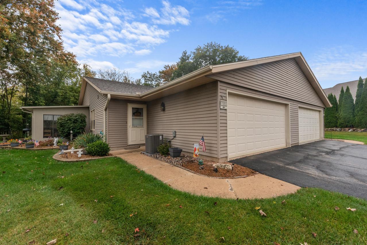 105 Tamarack Cir, Hartford, WI 53027