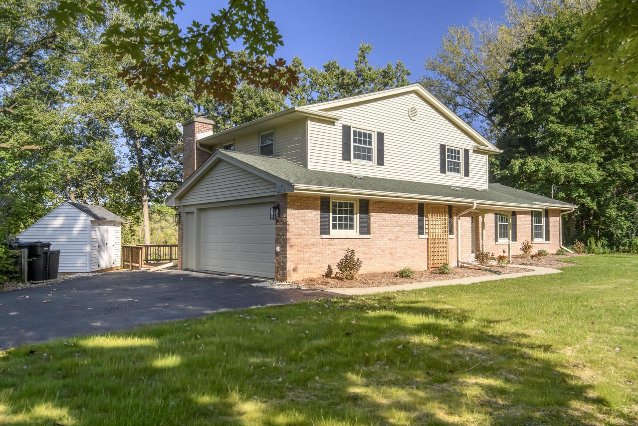 S95W23000 River Oaks Dr, Vernon, WI 53103