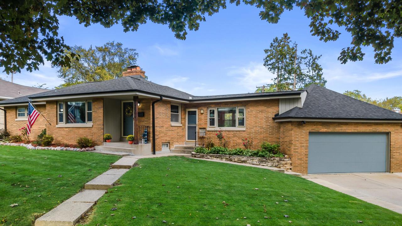 3900 N 107th St, Wauwatosa, WI 53222