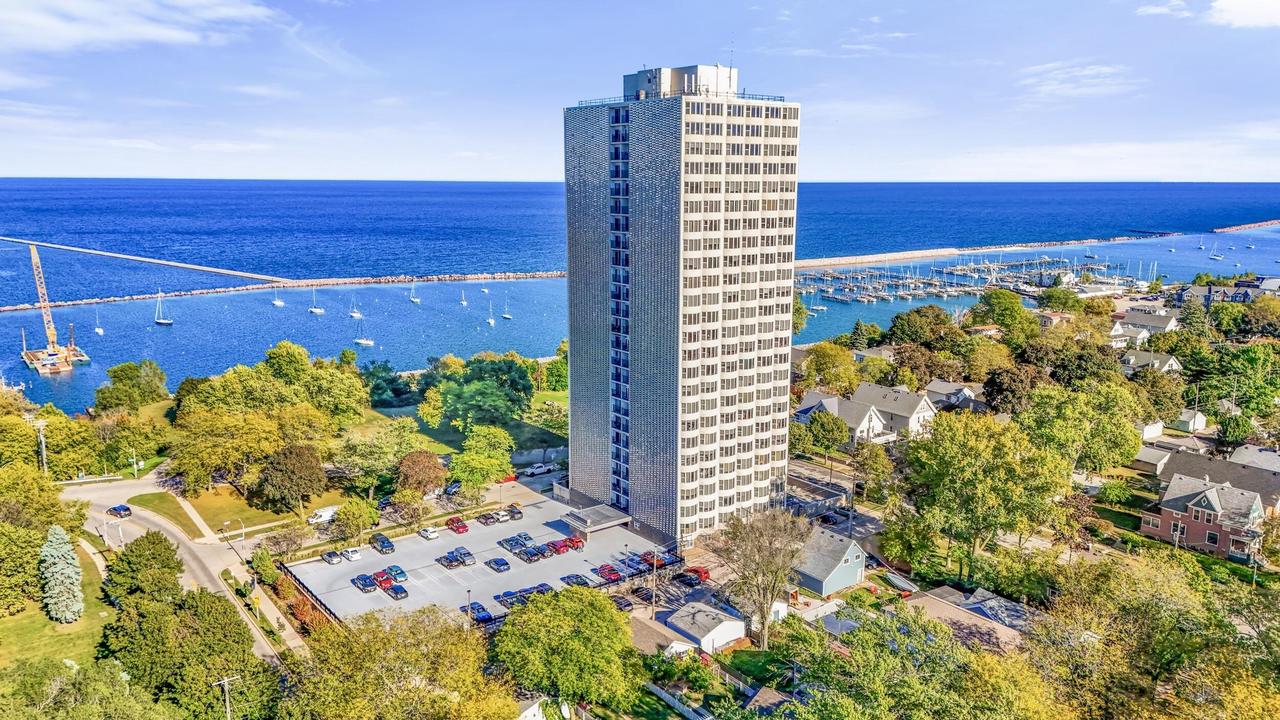 2525 S Shore Dr #18B, Milwaukee, WI 53207