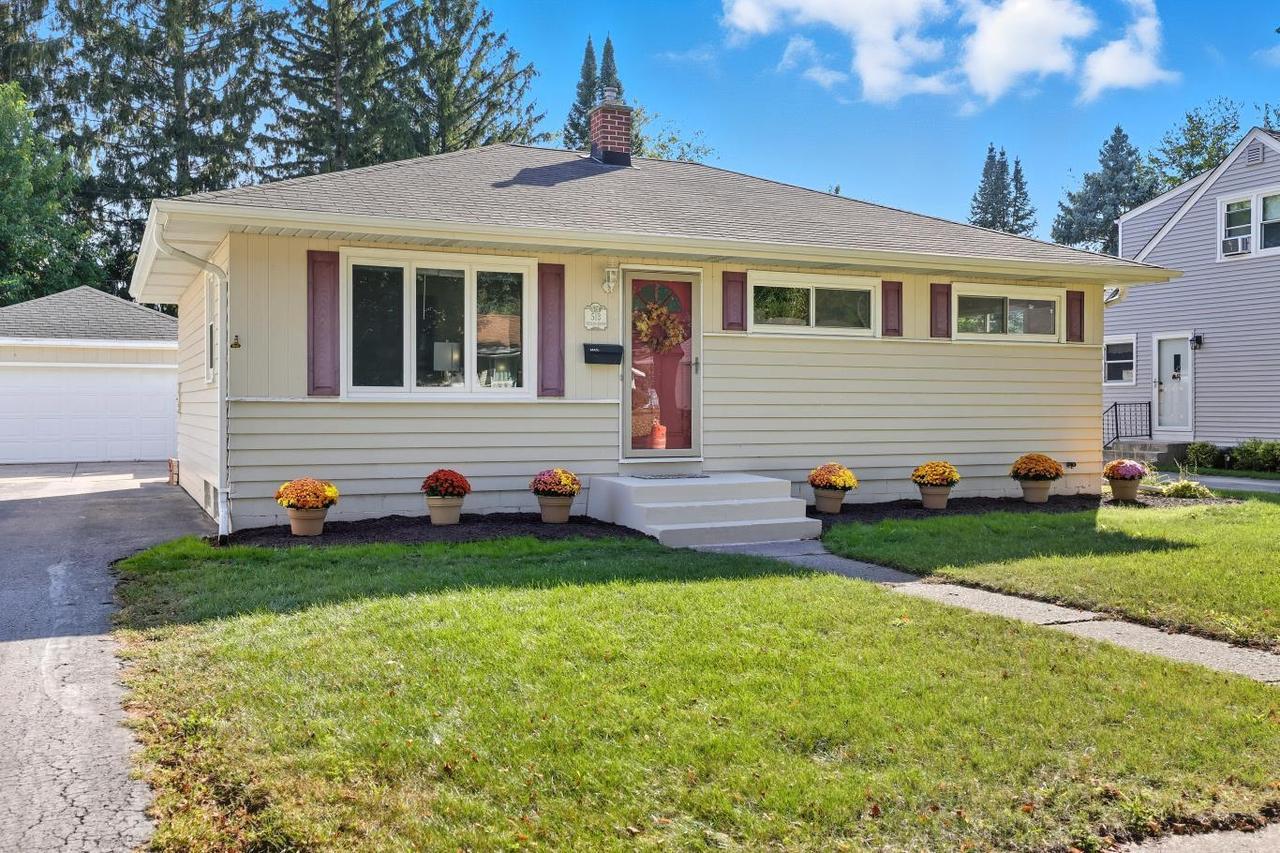 513 Peters Dr, Waukesha, WI 53188