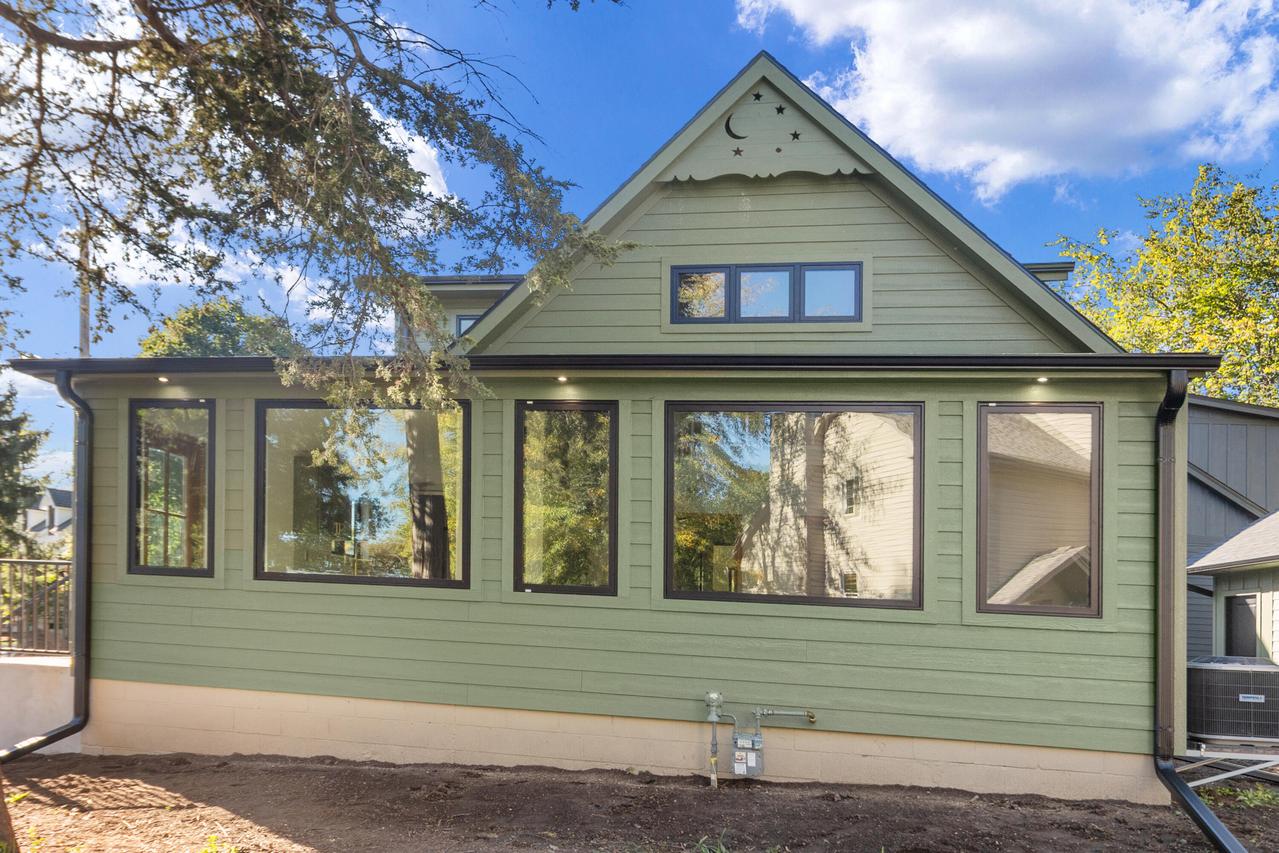 637 First St, Delafield, WI 53018