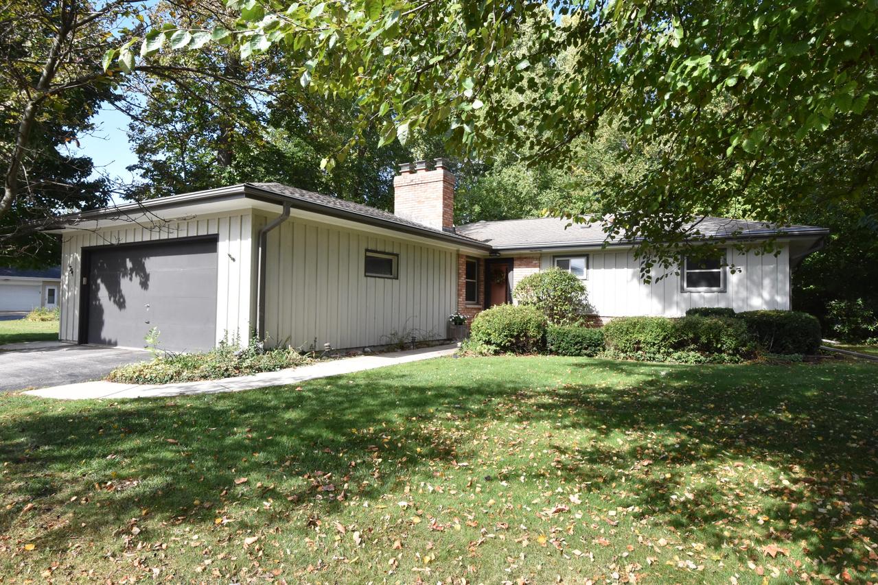 700 Kentwood Dr, Caledonia, WI 53402
