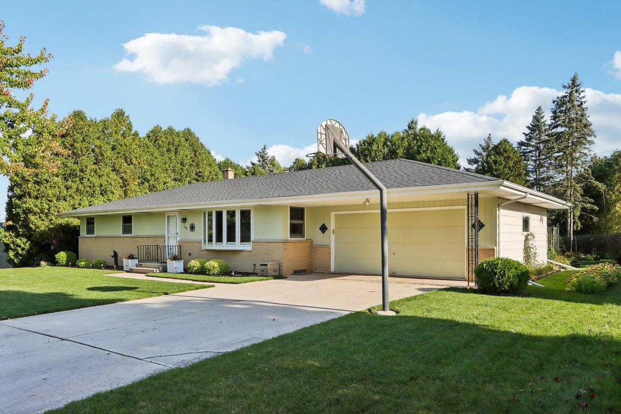 238 Summit Dr, Fredonia, WI 53021