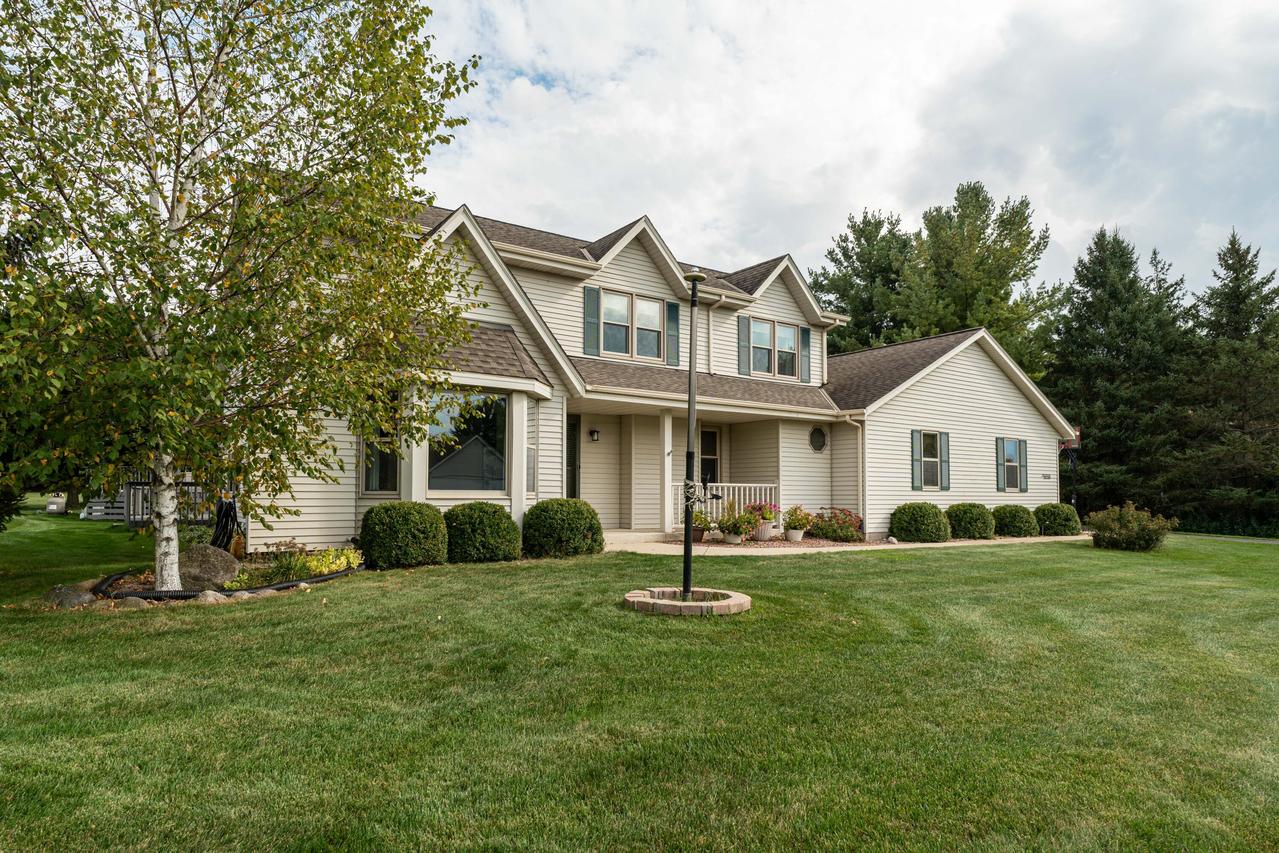 W361S2760 Lisa Ln, Ottawa, WI 53118