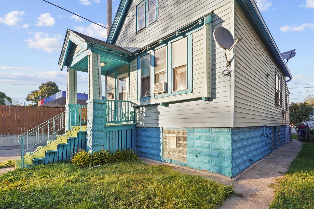 2116 W Burnham St, Milwaukee, WI 53204
