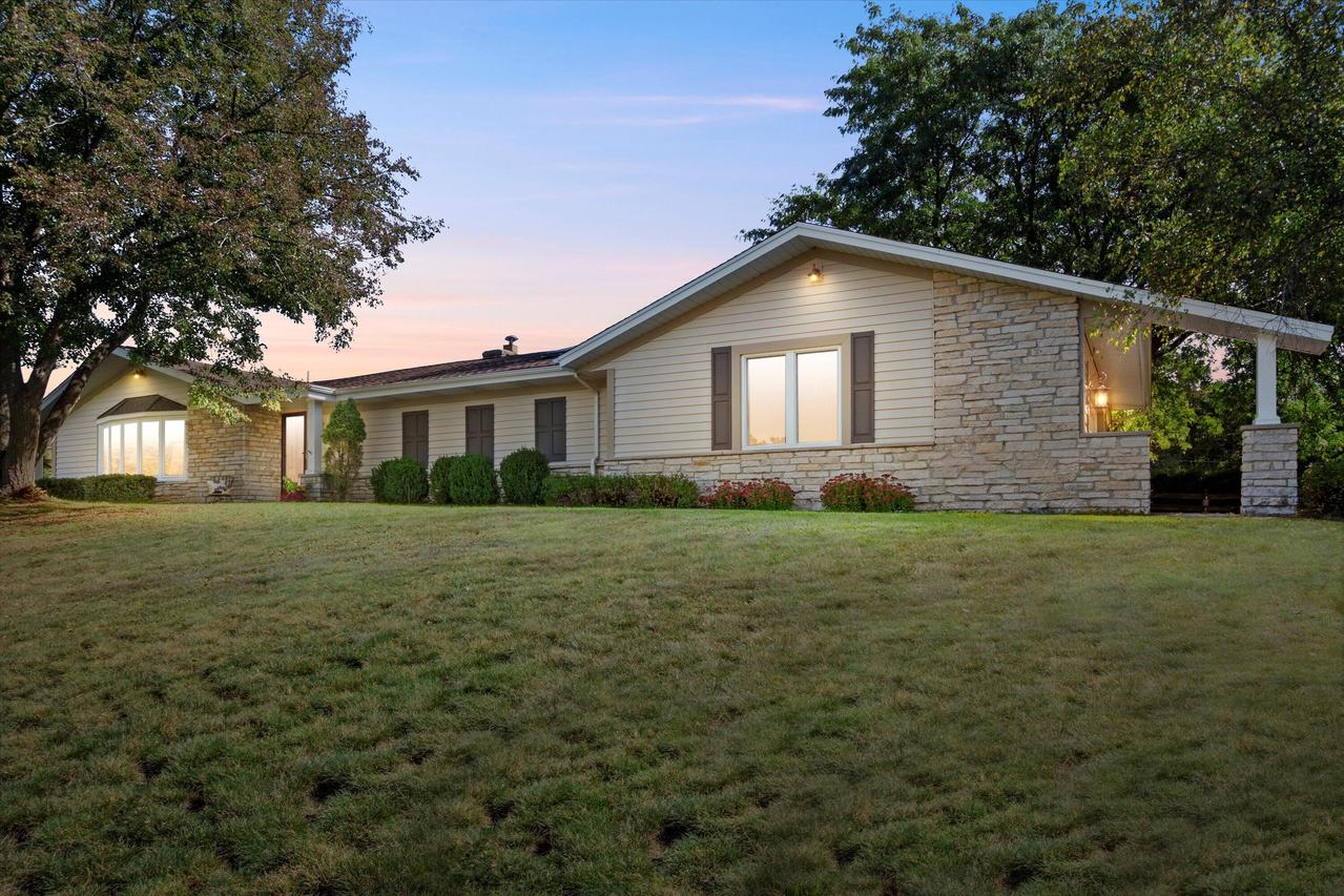 W338S4370 Drumlin Dr, Genesee, WI 53118