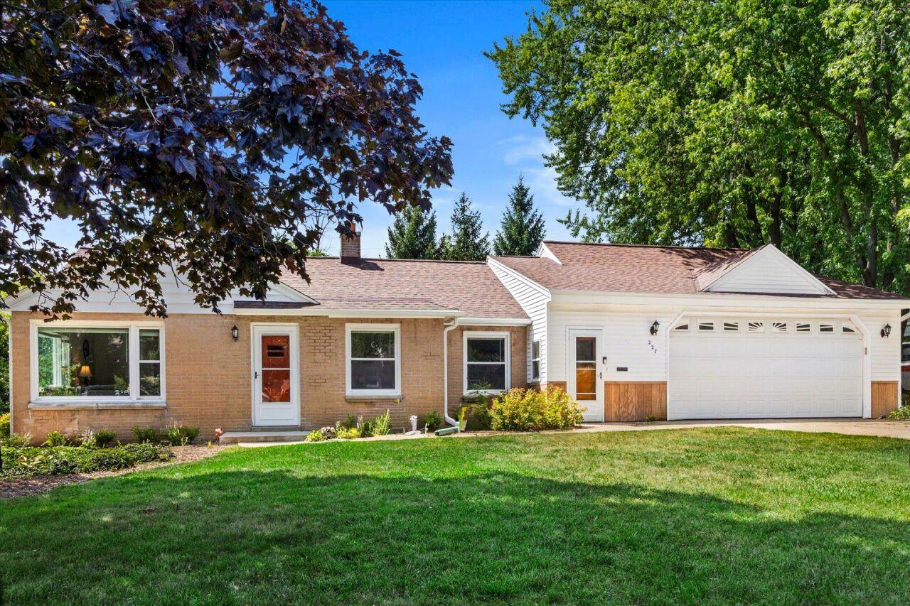 227 Park Crest Dr, Thiensville, WI 53092