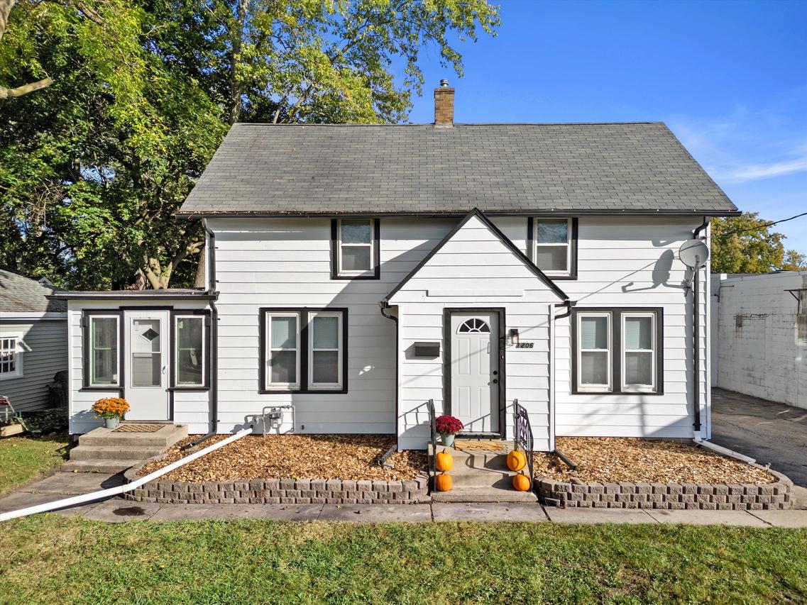 1206 15th Ave, Union Grove, WI 53182