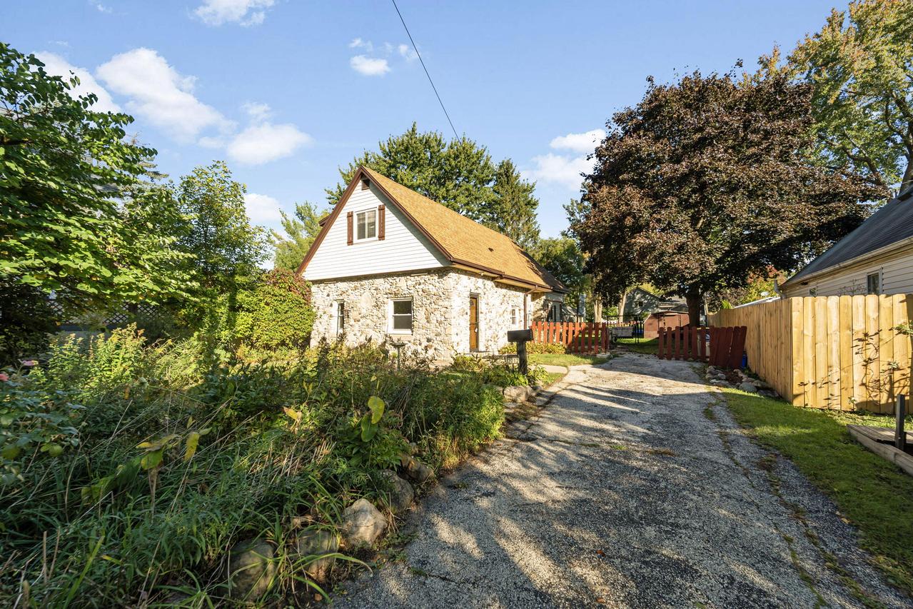2012 Sunkist Ave, Waukesha, WI 53188