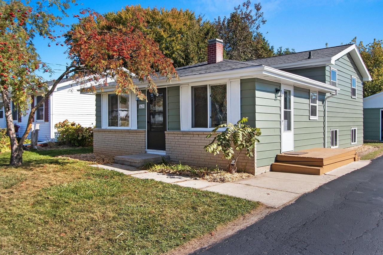 1621 Galax Dr, Manitowoc, WI 54220