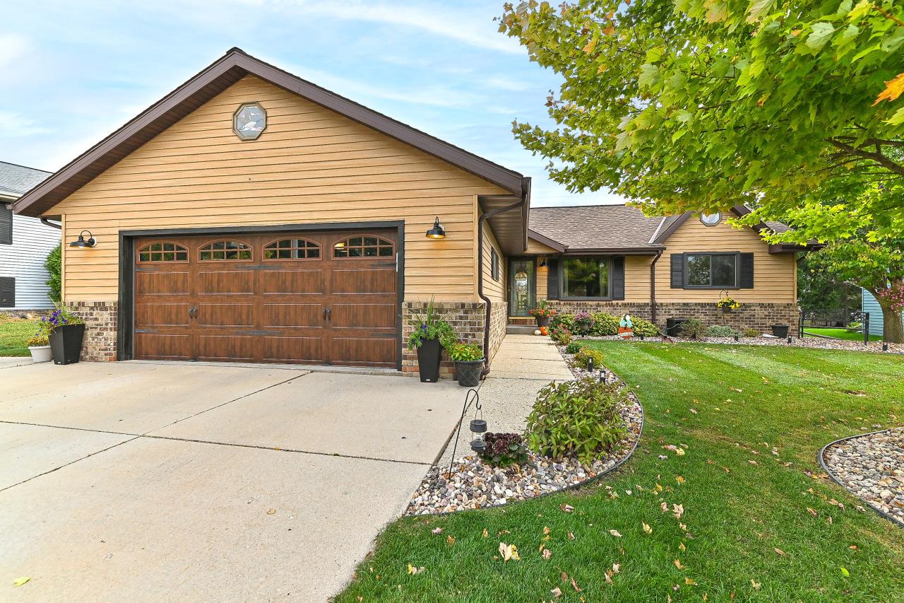 1103 Squire Ln, West Bend, WI 53090