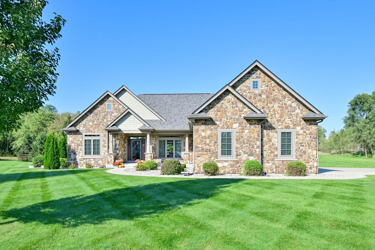 214 Cypress Pt, North Prairie, WI 53153