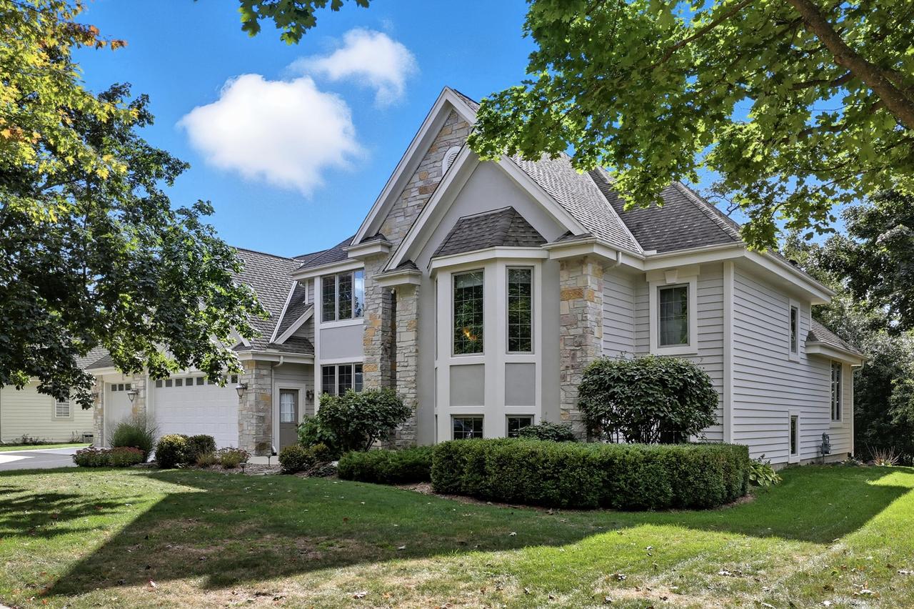 915 Schloemer Dr, West Bend, WI 53095