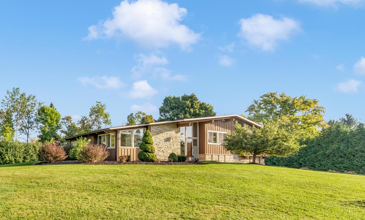19320 Timberline Dr, Brookfield, WI 53045