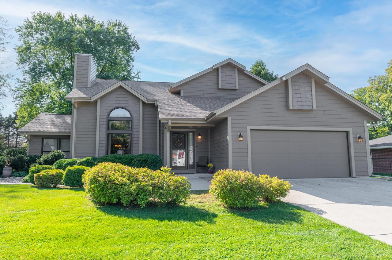 1108 Longfellow Dr, Oconomowoc, WI 53066