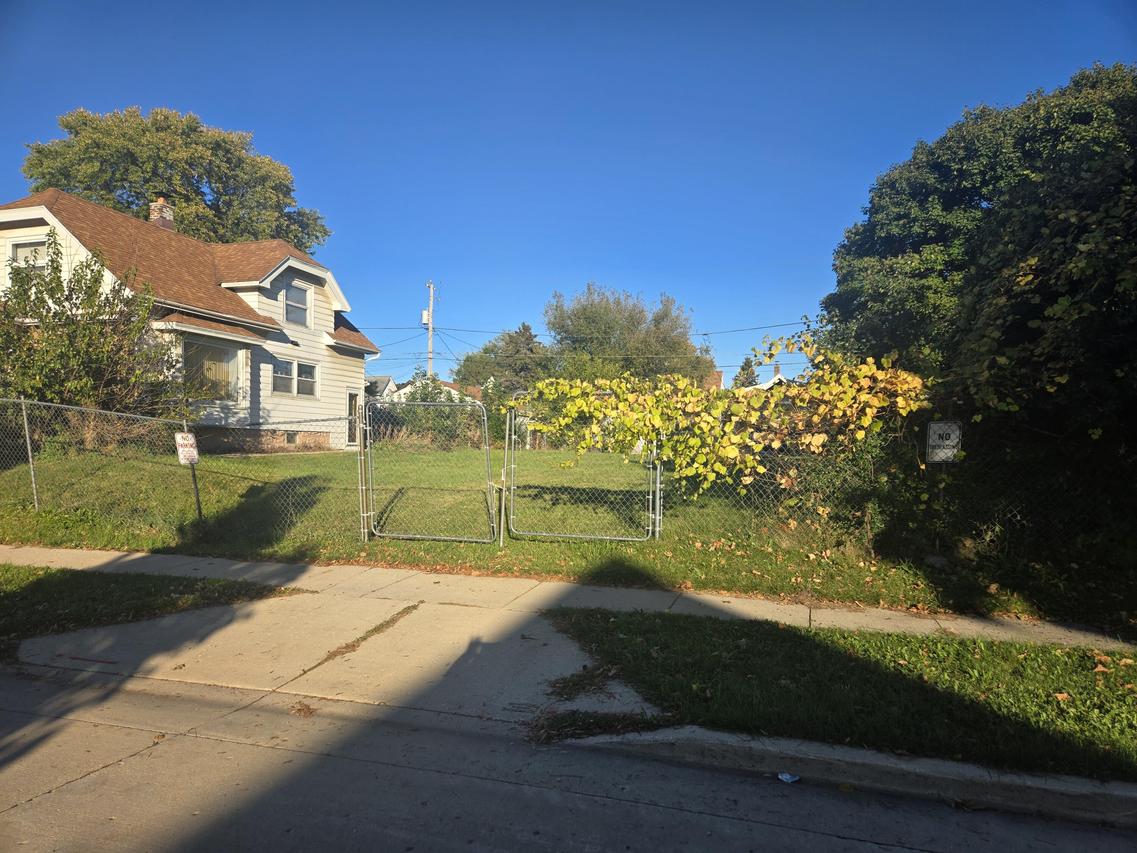 17 S 72nd St, West Allis, WI 53214