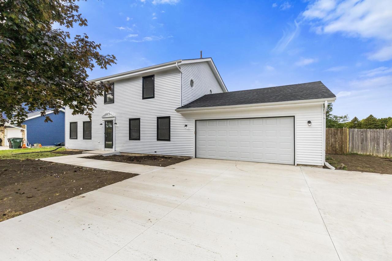 5450 Charles St, Caledonia, WI 53402