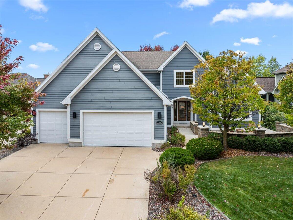 2704 Kettle Rdg, West Bend, WI 53090