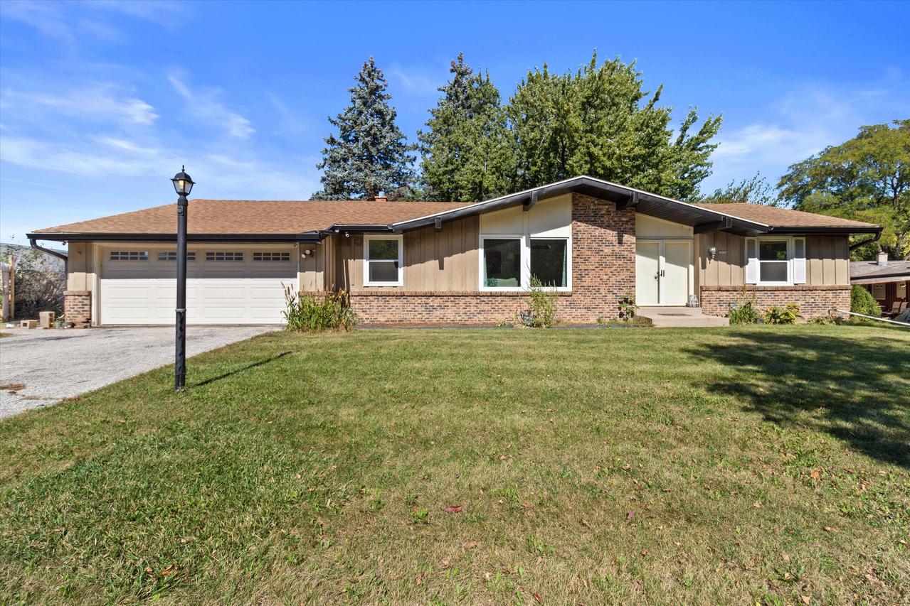 2826 W W Green Tree Rd, Glendale, WI 53209