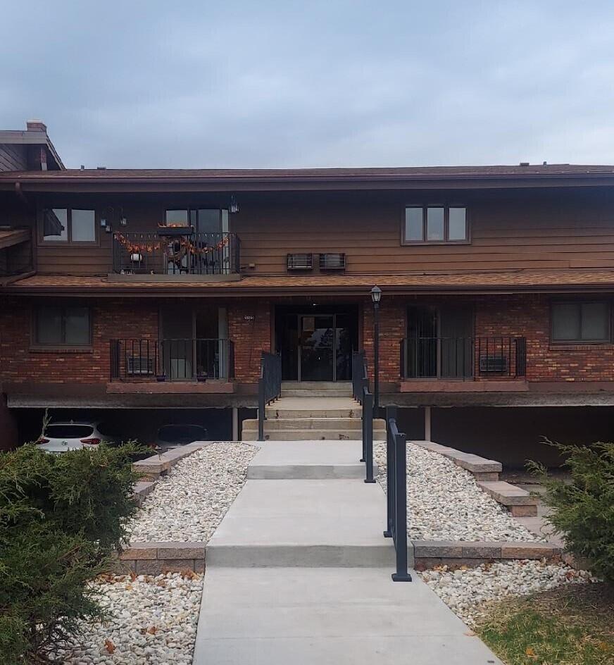 3965 S 84th St #5, Greenfield, WI 53228