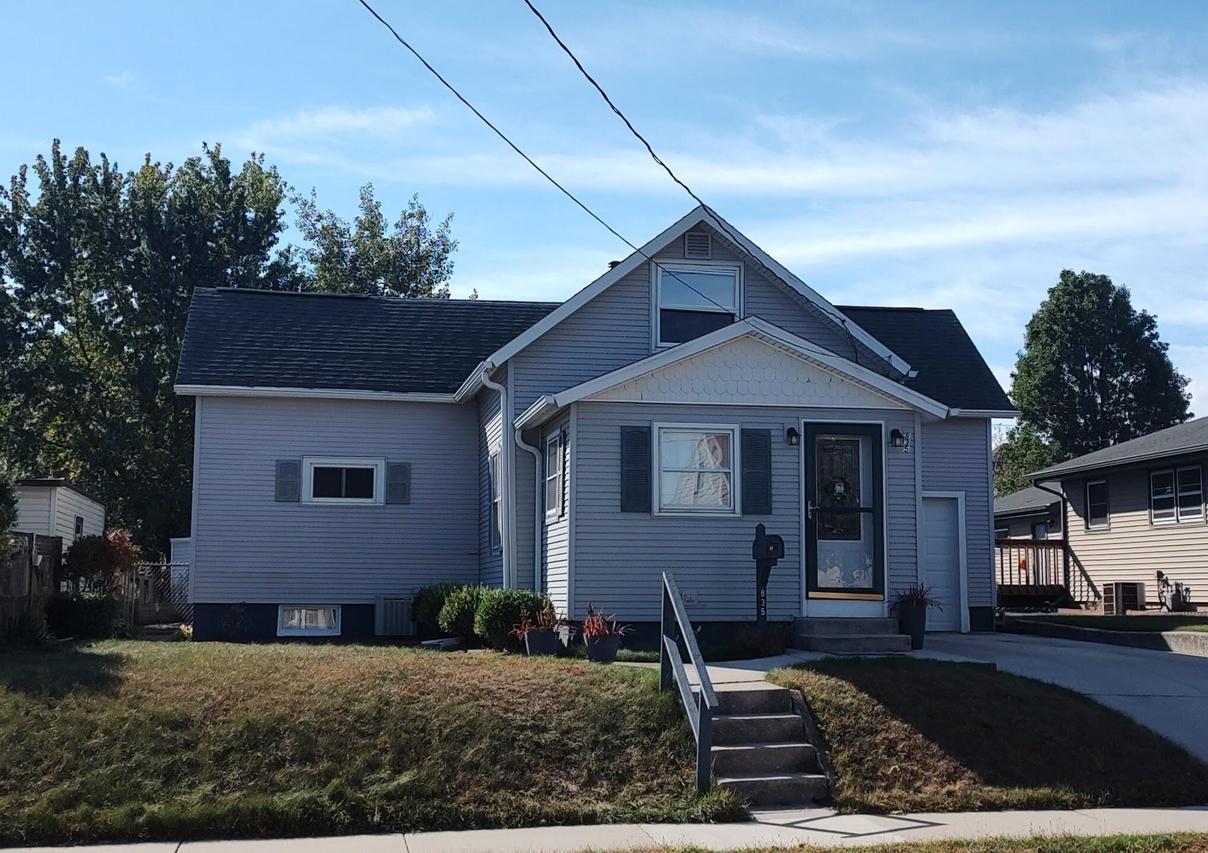 835 Summit St, Manitowoc, WI 54220