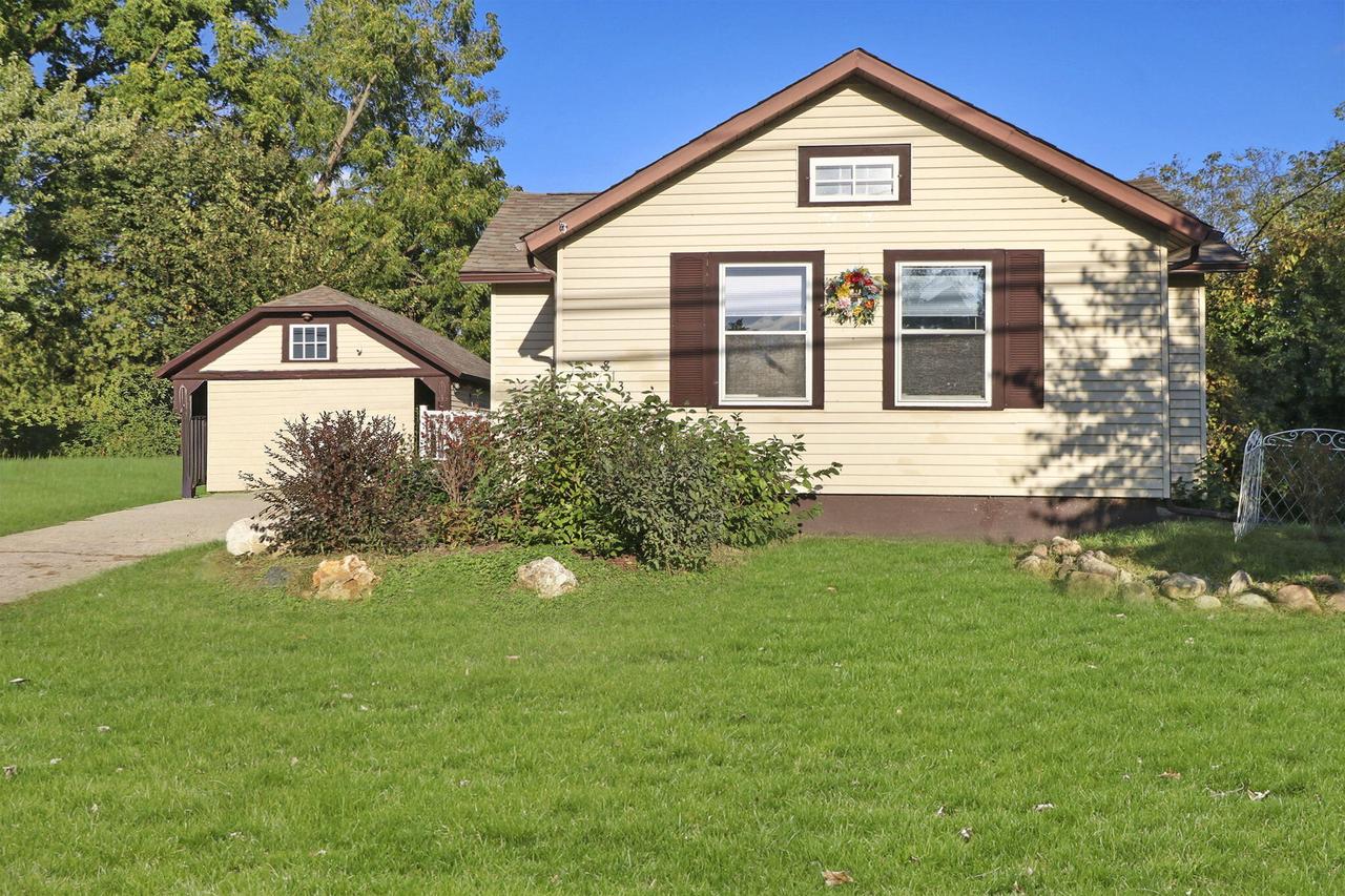 8133 Antioch Rd, Salem, WI 53168