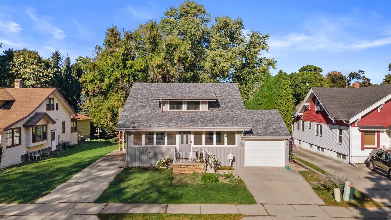 914 W Wisconsin Ave, Oconomowoc, WI 53066