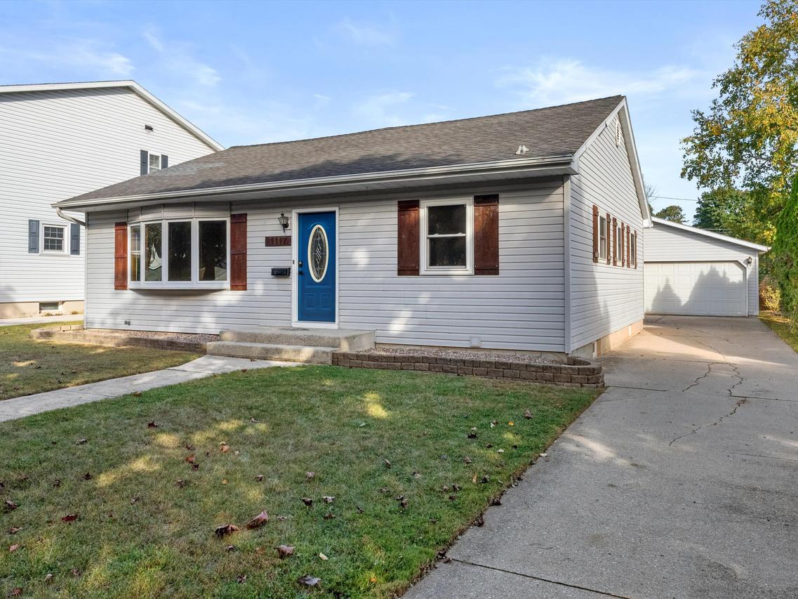 1117 N 6th St, Manitowoc, WI 54220