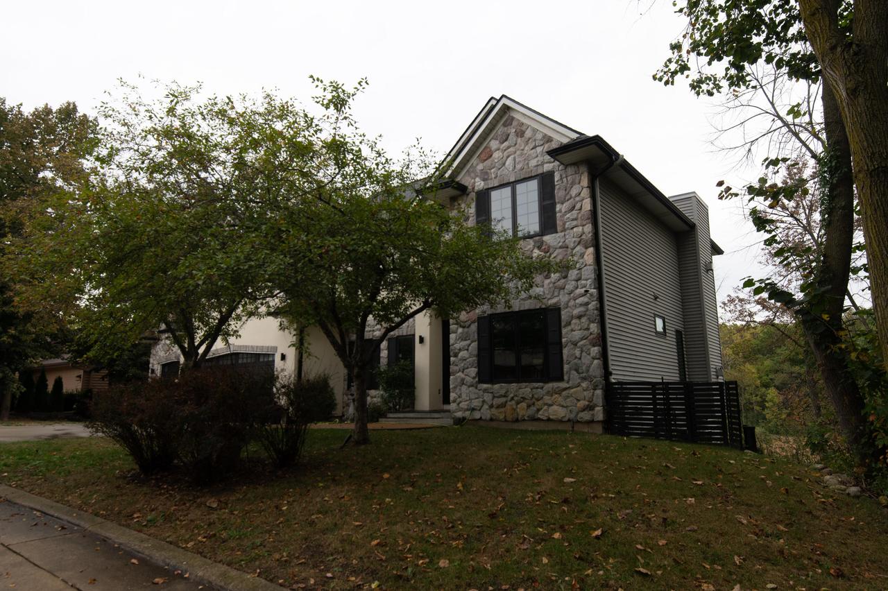6461 Blue Heron Pointe Dr, Waterford, WI 53185