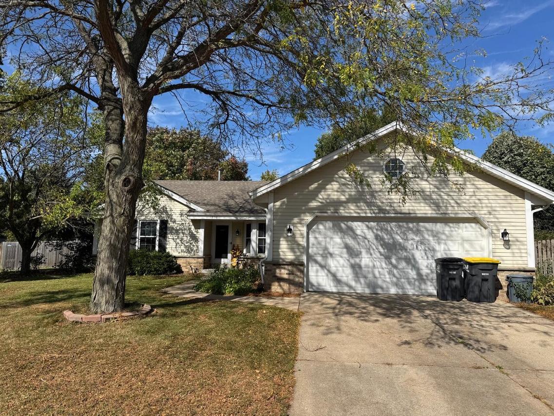 1936 N Cliff Alex Ct, Waukesha, WI 53189