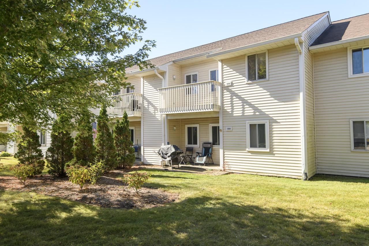1891 Parknoll Ln, Port Washington, WI 53074