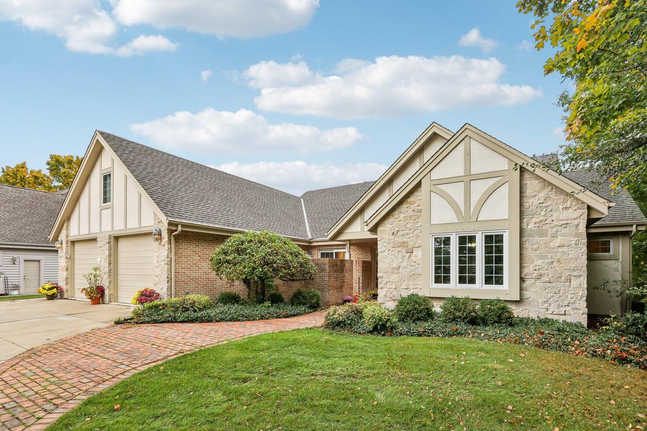 930 Schloemer Dr, West Bend, WI 53095