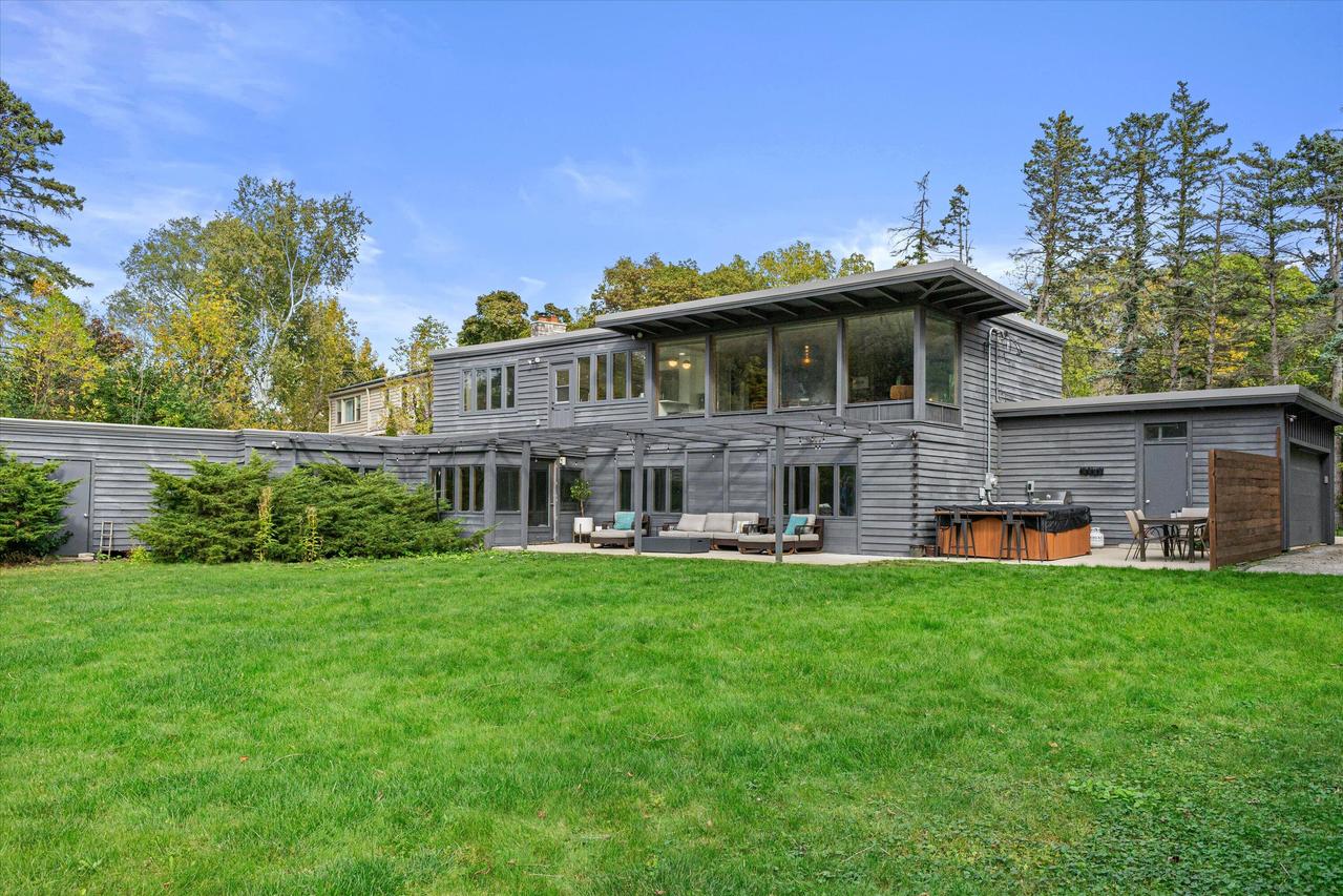 6465 N Santa Monica Blvd, Fox Point, WI 53217