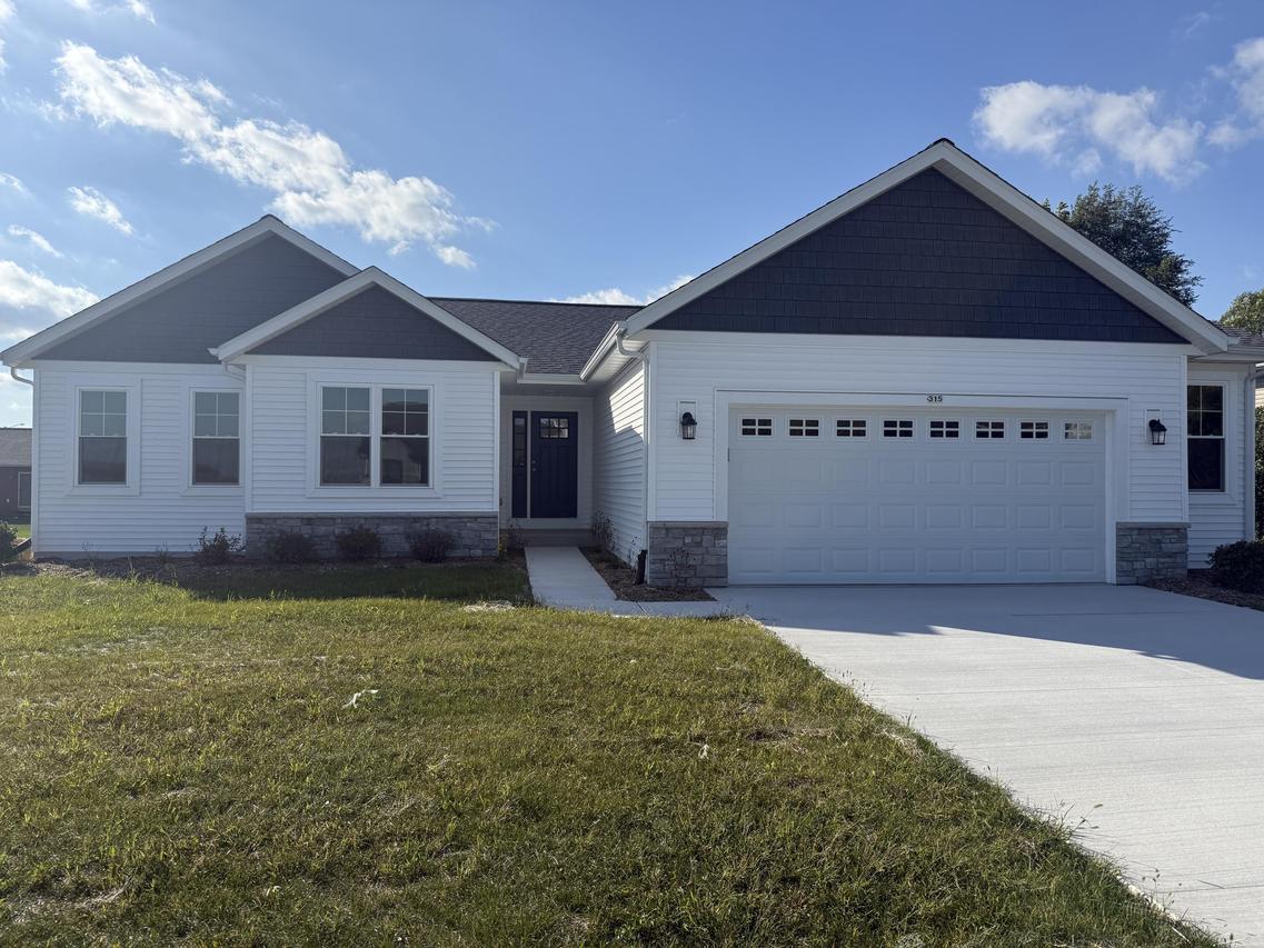 315 Ridgeview Dr, Lake Mills, WI 53551
