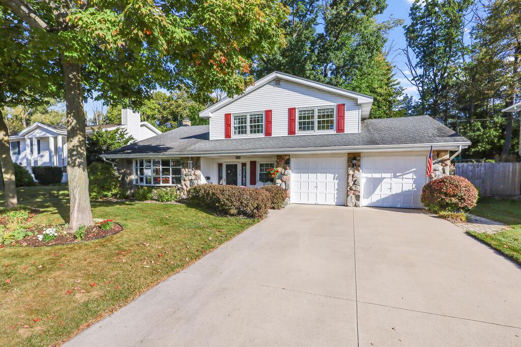 318 Fenway Ter., Manitowoc, WI 54220