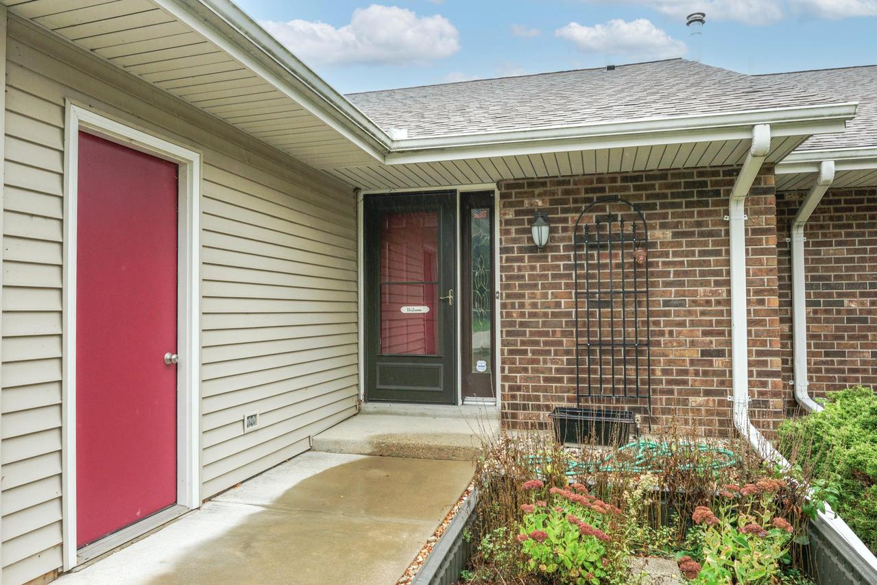 N49W36150 Nottingham Ln #12, Lac La Belle, WI 53066