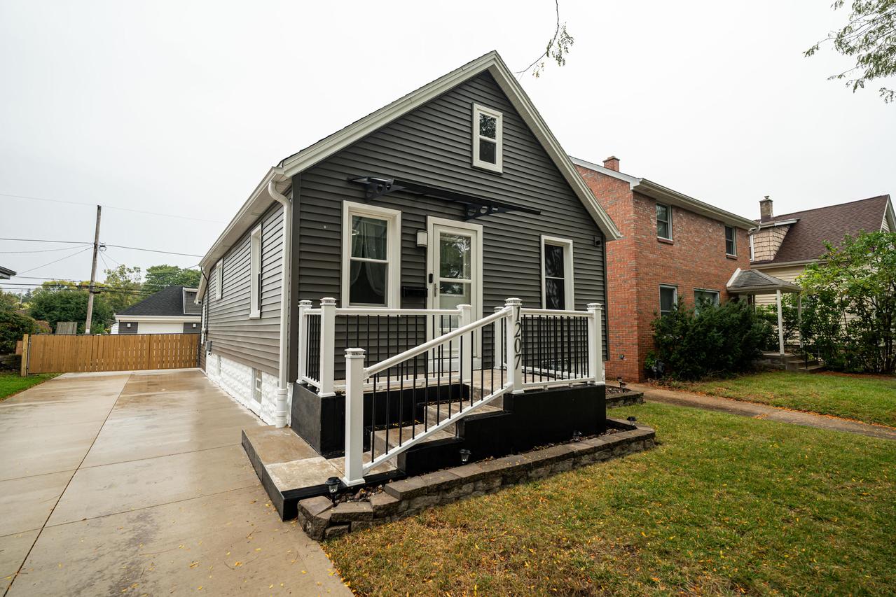 1207 S 91st St, West Allis, WI 53214