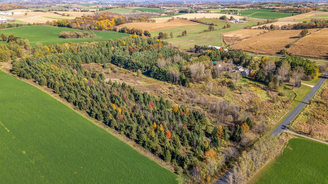 W4333 W Skyline Dr, Ashford, WI 53010