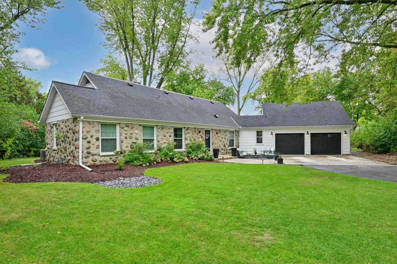 1005 Lone Tree Rd, Elm Grove, WI 53122