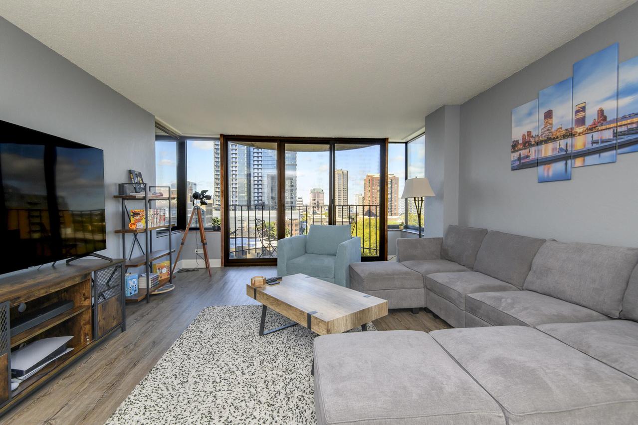 929 N Astor St #807, Milwaukee, WI 53202