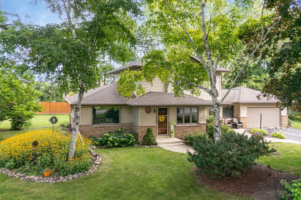 11216 Bridget Ln, Hales Corners, WI 53130