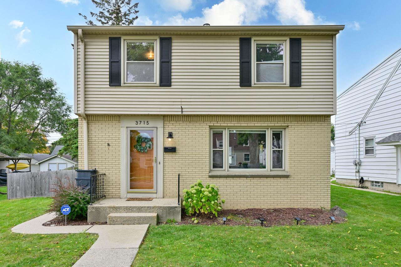 3715 N 98th St, Milwaukee, WI 53222