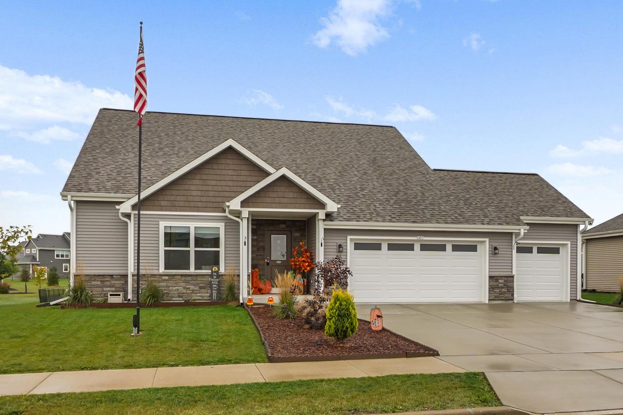 1451 Whalen Dr, Oconomowoc, WI 53066