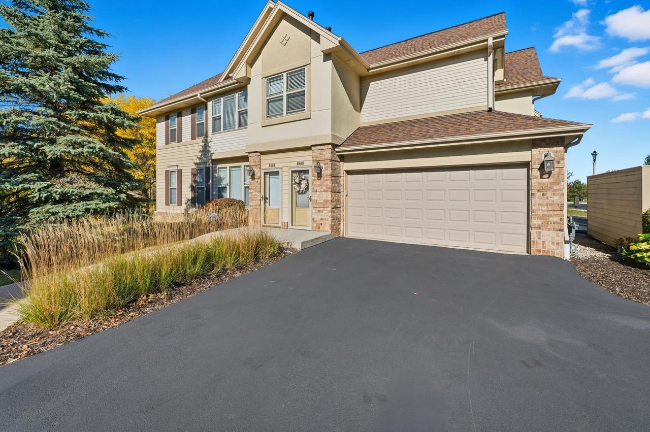 8685 S Deerwood Ln, Franklin, WI 53132